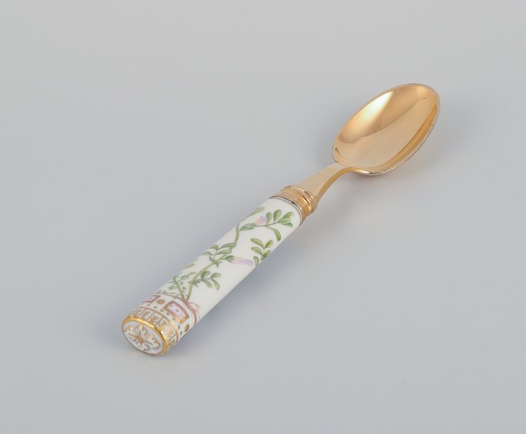 Royal Copenhagen Flora Danica/Georg Jensen. Dining spoon, hand-painted with Flora Danica motif. Handle by Georg Jensen in gilt sterling silver.
