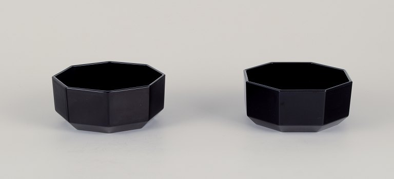 Arcoroc, Frankrig. 
To ottekantede skåle i sort glas.