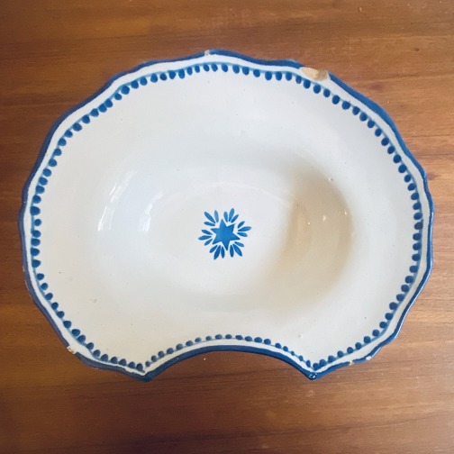 Shaving dish of faience