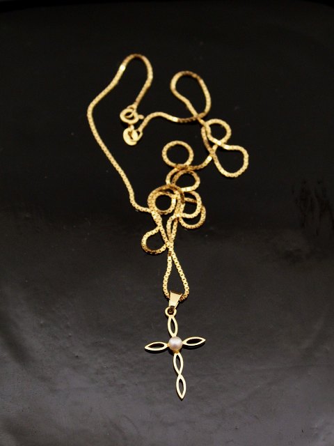 14 karat guld kors med perle
