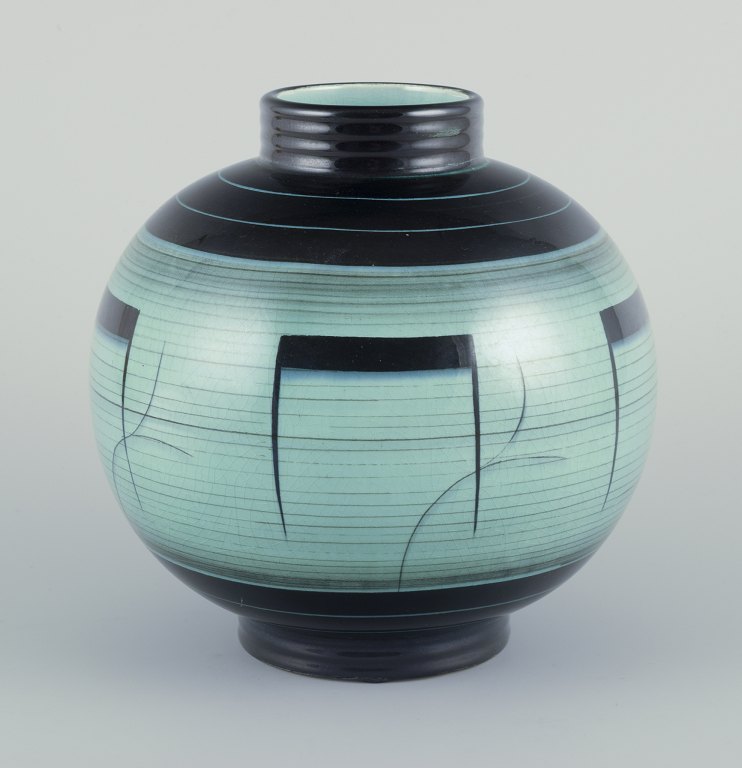Ilse Claesson for Rörstrand.
Large and round vase in glazed faience.