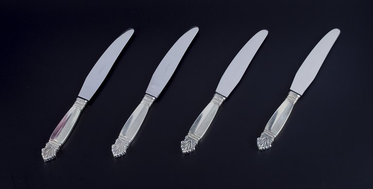 Georg Jensen Dronning. Et sæt på fire kortskaftede middagsknive.