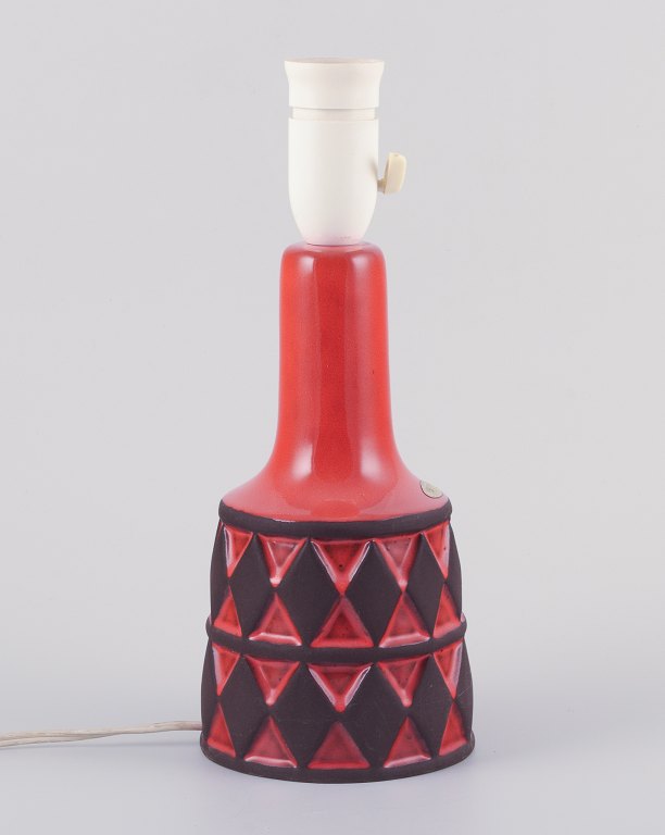 Frank Keramik, Danmark.
Bordlampe af glaseret stentøj.
