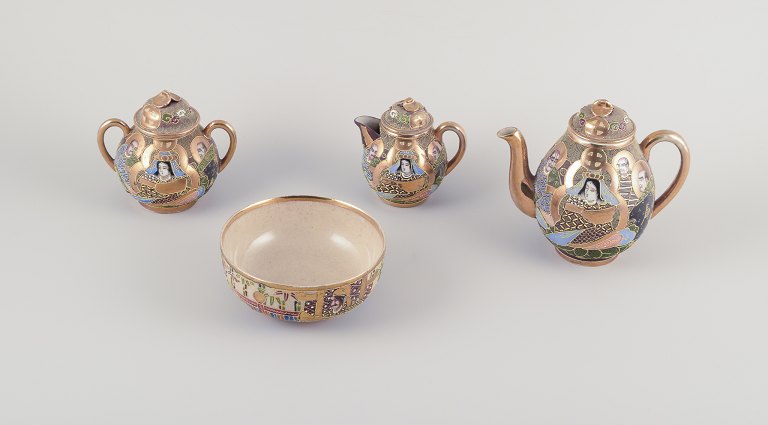 Satsuma, Japan. Et egoist te-sæt bestående af tekande, sukkerskål, flødekande 
samt skål.	Hånddekoreret porcelæn med klassiske scenerier.