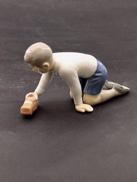 Bing & Grøndahl dreng med bil 2320