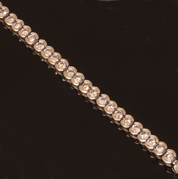 14kt Weissgold Tennisarmband mit 62 Diamanten. Insgesamt ca. 3,0ct. L: 19,5cm