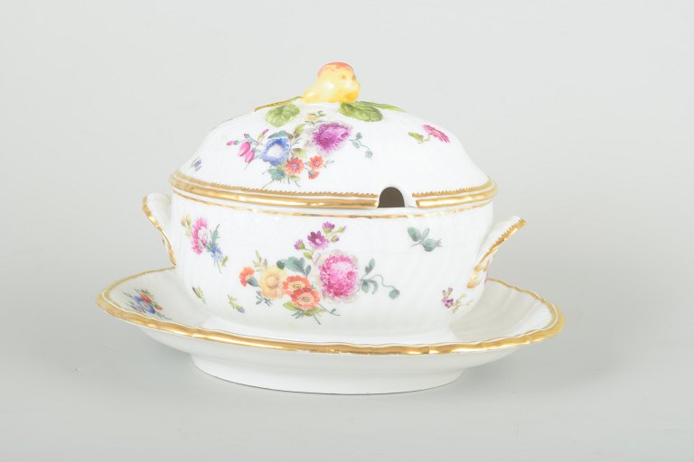 Royal Copenhagen
Sachsisk Blomst sovseskål med låg og fastmonteret fad, ca. 1880’erne.