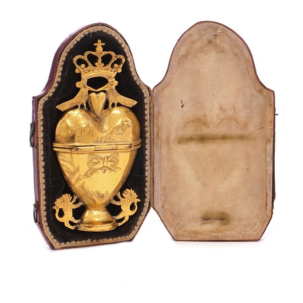 Amageræg i originalt foderal begge dateret 1814 og med navnetrækkene "NISF 
DMTD". Stemplet "W". Uidentificeret mester 1810-20. H: 10,4cm