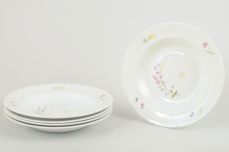 Stig Lindberg for GustavsbergFem dybe tallerkener, “Haga” serien, midten af 1900-tallet.