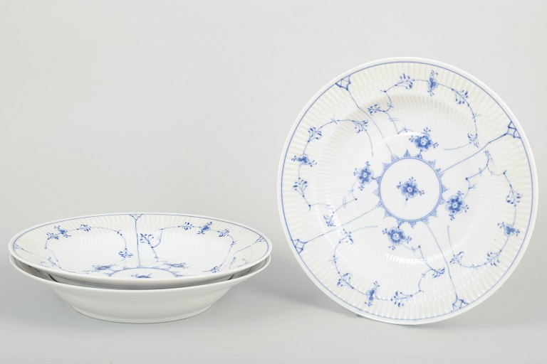 Royal CopenhagenBlue Fluted, model 1/165.Set of three deep plates, 1920s.