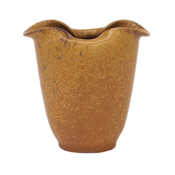 Arne Bang stentøjsvase i stentøj med spættet okkerfarvet glasur signeret AB. H: 11cm