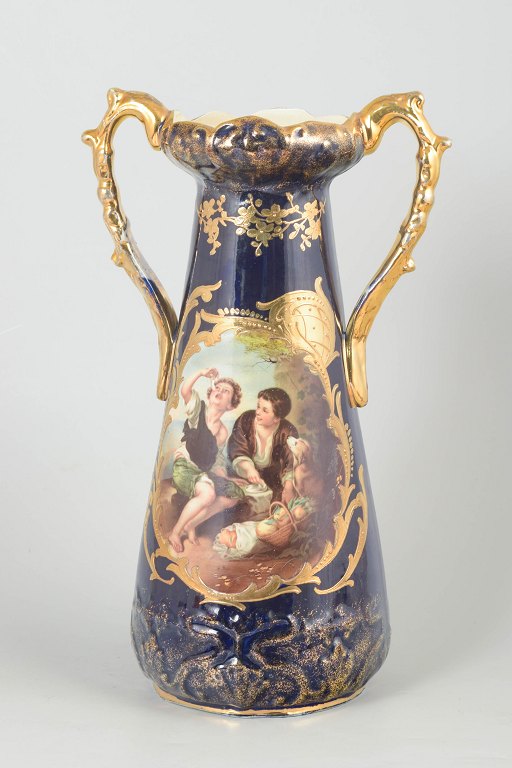Fajance vase med romantisk motiv.