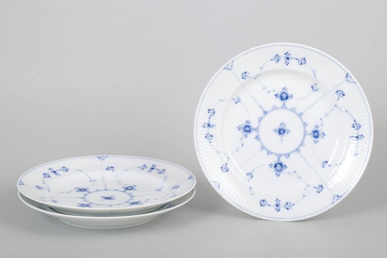 Royal Copenhagen Musselmalet Riflet sæt med tre frokosttallerkener.