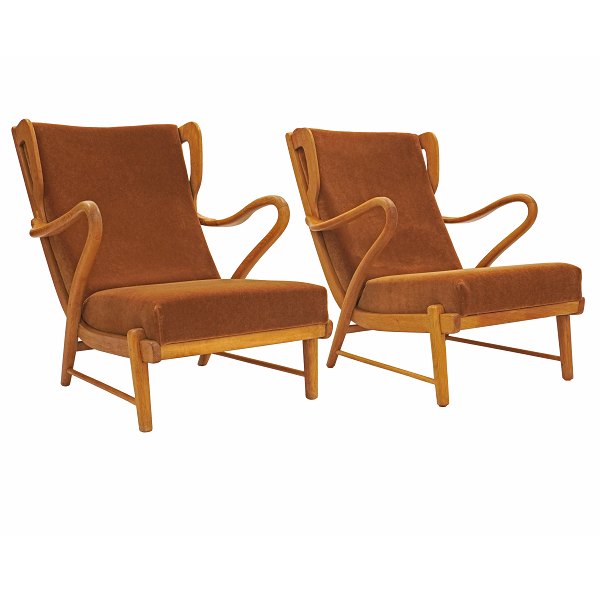 Et par lænestole formgivet af Otto Færge og udført ca. år 1939-45 med egetræsstel. Ny polstring med Pierre Frey BOLD mohair stof i lyse brune honningfarvede nuancer. Der kendes i alt tre eksemplarer af stolen. H: 84cm. B: 76cm. D: 88cm
