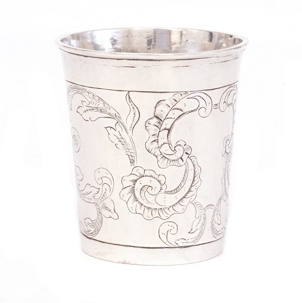 Sølvbæger dekoreret med stiliseret bladværk og rocailler udført af Jørgen Friis, Randers, 1773-90. H: 8,3cm