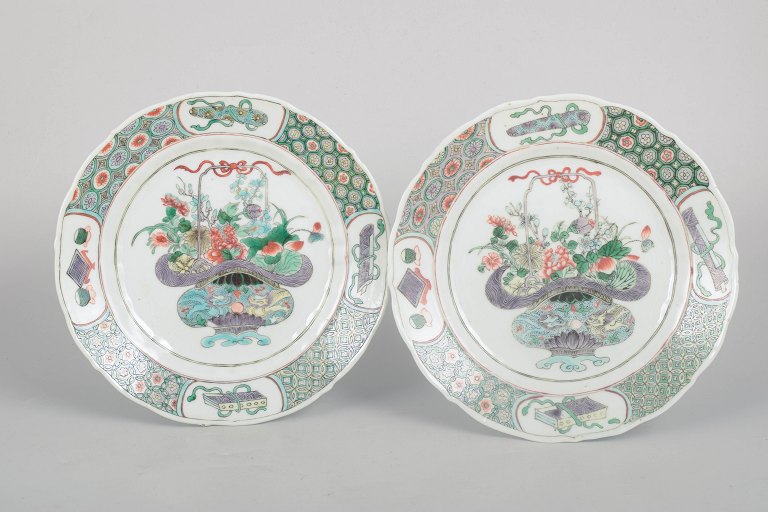 Par kinesiske famille verte-tallerkener, håndmalet porcelæn.