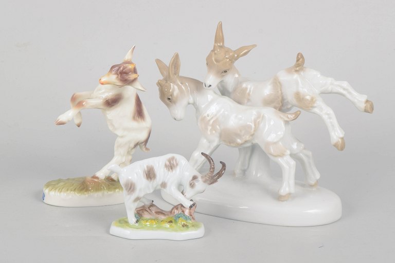 Ludwigsburg og andre, sæt med tre tyske håndmalede gedefigurer i porcelæn.