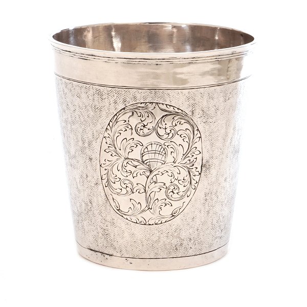 Stort barokt nålepunslet sølvbæger udført af Søren Pedersen, Odense, 1702-44. H: 10,1cm. D: 9,6cm. V: 159gr