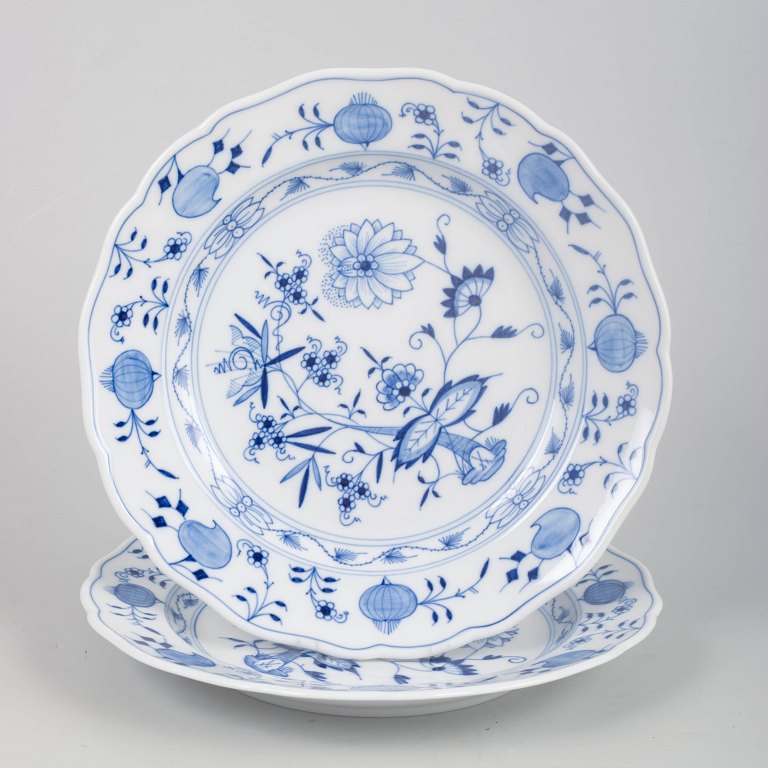 Meissen, par dybe middagstallerkener i Blå Løgmønster.